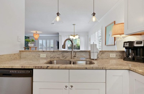 St. Augustine Beach Villa | Auberge Chic -Verdure: Perfect beach getaway!