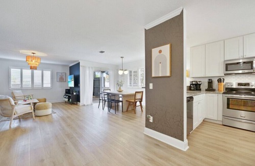 St. Augustine Beach Villa | Auberge Chic -Verdure: Perfect beach getaway!
