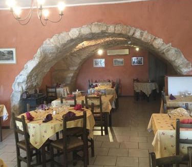 Rustrel Hotel | Auberge de Rustréou