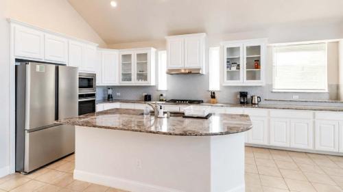 Aubrey House | Aubrey 5BR Group Stay - Yard Garage & Fireplace