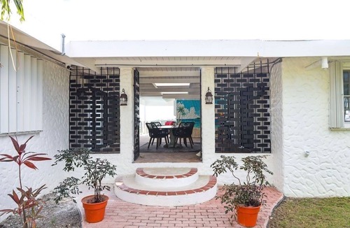 Estate East Street House | Aubrey Villa Sleeps 12 w/Pool and Centrally Located