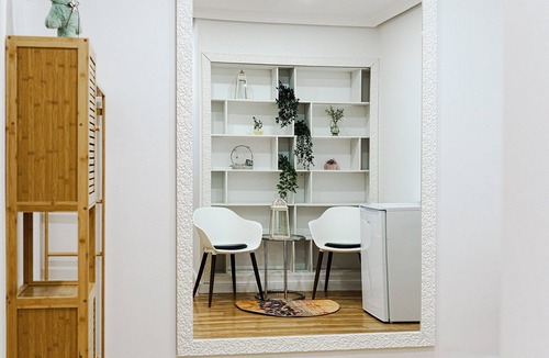 Innenstadt - Sankt Ulrich-Dom Apartment | Augusta Prima Central City Town Hall Appt, for up to 7 Guests Groups and Families