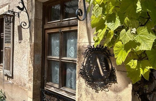 Flavigny-sur-Ozerain Bed & Breakfast | Aumônerie