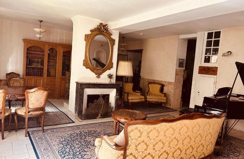 Flavigny-sur-Ozerain Bed & Breakfast | Aumônerie