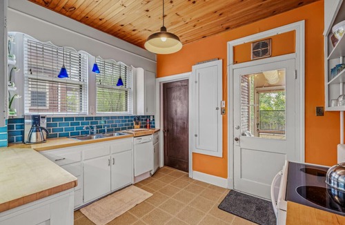Berkeley Springs House | Aunt Beas Bungalow - Pets, hot tub, screen porch, wifi, fenced yard, king bed, town