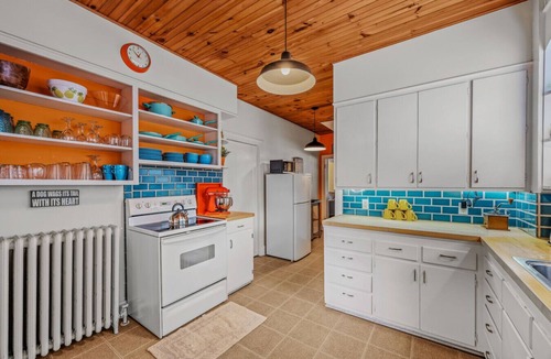 Berkeley Springs House | Aunt Beas Bungalow - Pets, hot tub, screen porch, wifi, fenced yard, king bed, town