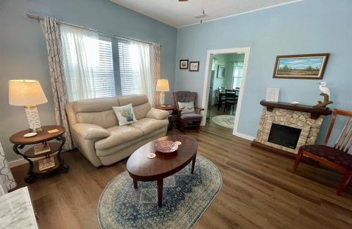 Cedar Key House | Aunt May's - Waterfront Cottage in Cedar Key!