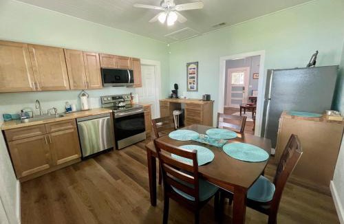 Cedar Key House | Aunt May's - Waterfront Cottage in Cedar Key!