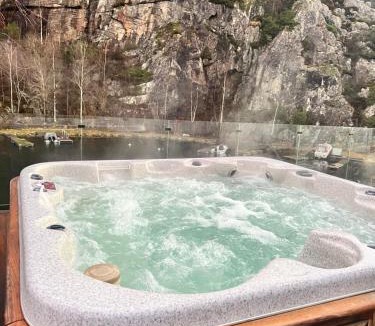 Godvik Apartment | Aurora Bliss - Waterfront Jacuzzi & Sauna near Bergen
