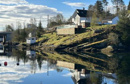 Godvik Apartment | Aurora Bliss - Waterfront Jacuzzi & Sauna near Bergen