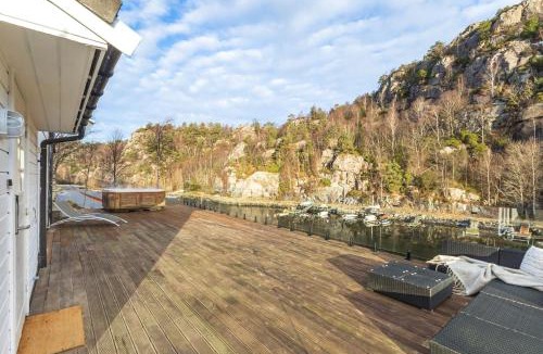 Godvik Apartment | Aurora Bliss - Waterfront Jacuzzi & Sauna near Bergen