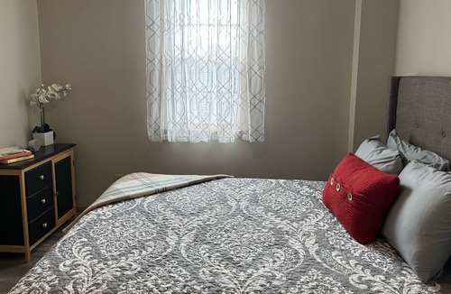 Aurora Apartment | Aurora Borealis - two bedroom, one bath just a block from downtown Aurora