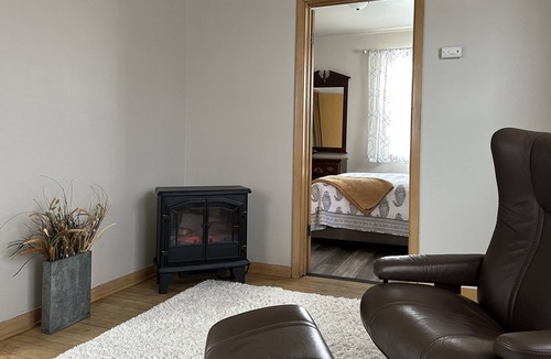 Aurora Apartment | Aurora Borealis - two bedroom, one bath just a block from downtown Aurora