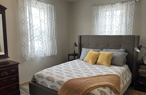 Aurora Apartment | Aurora Borealis - two bedroom, one bath just a block from downtown Aurora