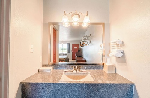 Aurora Hotel | Aurora’s Hidden Gem: Stay Near Shops, Nature Spots & Classic Midwestern Vibes