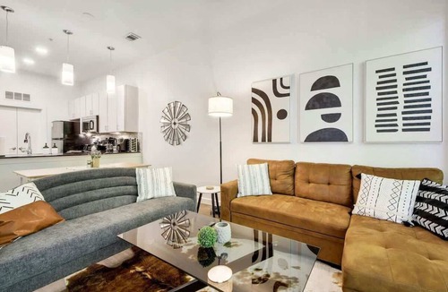 Travis Heights Apartment | Austin 2BR/2BA | Pool, Gym, Parking 30+ Night Stay