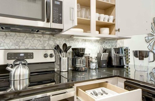 Travis Heights Apartment | Austin 2BR/2BA | Pool, Gym, Parking 30+ Night Stay