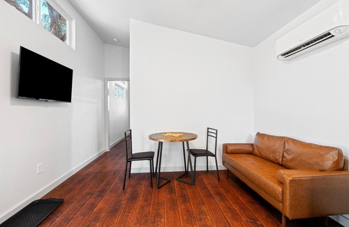 South Manchaca House | Austin Cozy Tiny Home | Fire Pit | Pet-Friendly