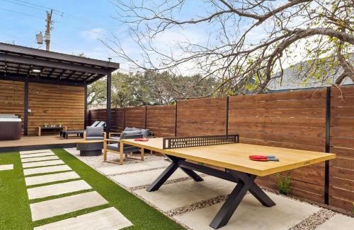 Hancock House | Austin Ember House with Hot Tub & Pit