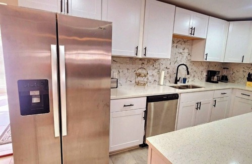Westside House | Austin Gray: 5Bd/2Bth/Huge Vacation Home Sleeps 10!