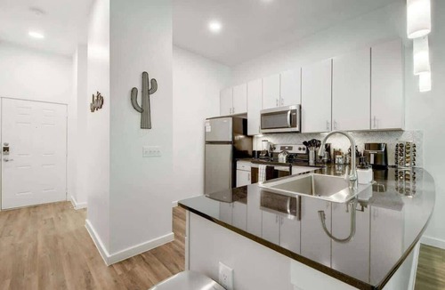 Travis Heights Apartment | Austin Style Getaway | Pool Gym Rooftop | Best Loc
