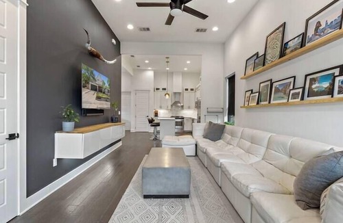 Chestnut House | Austin The Allen – East Austin Home with Private Backyard & Putting Green