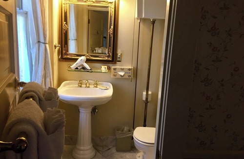 Santa Rosa Hotel | Authentic 1907 Room Near Santa Rosa Restaurants, Boutique Shops + Vineyards