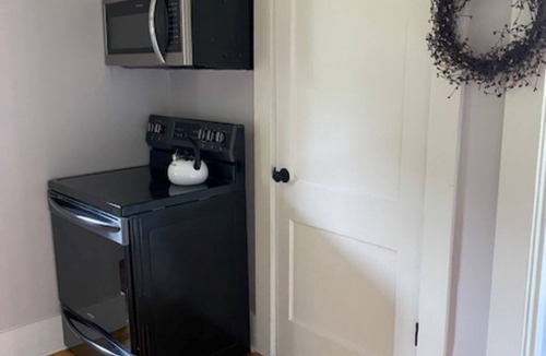 Stanford House | Authentic 1920 entire farmhouse, pet friendly, country , porch swing and creek.
