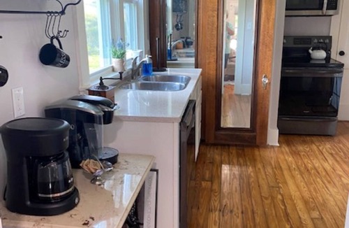 Stanford House | Authentic 1920 entire farmhouse, pet friendly, country , porch swing and creek.