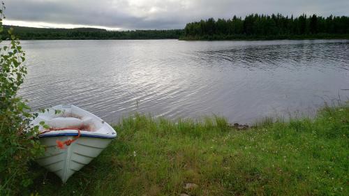 Pelkosenniemi House | Authentic Arctic Country House By the River