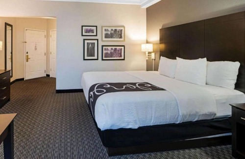 Superstition Springs House | Authentic Arizona Experience! Pool, Pets Allowed, Free Breakfast, Free Parking