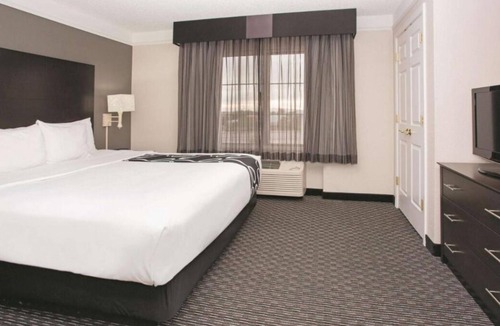 Superstition Springs House | Authentic Arizona Experience! Pool, Pets Allowed, Free Breakfast, Free Parking