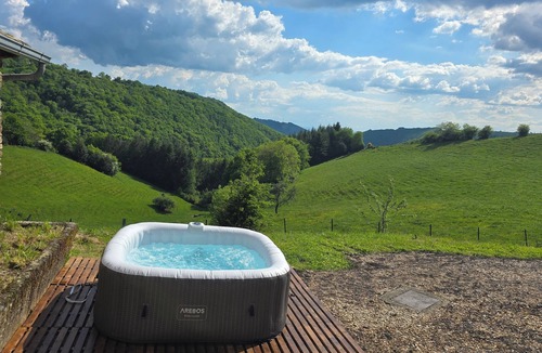 Coubisou House | Authentic Aubrac farmhouse with Jacuzzi. A change of scenery guaranteed!