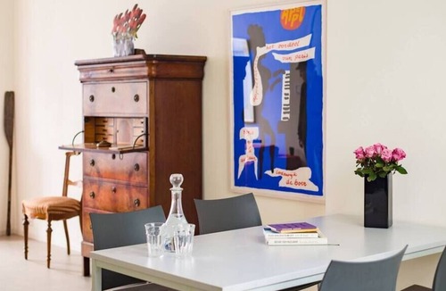 Jordaan Apartment | Authentic canal view apartment in Jordaan