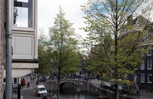 Jordaan Apartment | Authentic canal view apartment in Jordaan