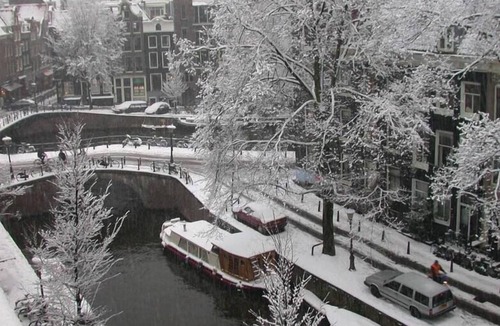 Jordaan Apartment | Authentic canal view apartment in Jordaan