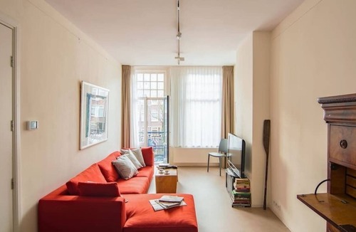 Jordaan Apartment | Authentic canal view apartment in Jordaan