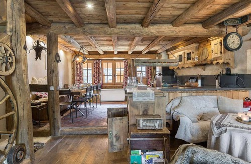 Le Raffort Ski Chalet | Authentic chalet with jacuzzi, sauna and parking for 12 people