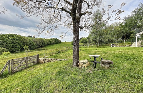 Beynat House | Authentic Cottage in Peaceful Setting with Private Terrace, Garden, and Wi-Fi