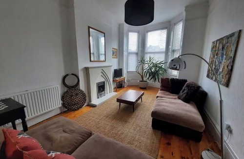 Anfield House | Authentic designer and artistic house Family friendly Close to Anfield and city