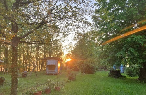 Guillon Bed & Breakfast | Authentic fairground caravan, near the Morvan Nature Park