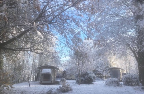 Guillon Bed & Breakfast | Authentic fairground caravan, near the Morvan Nature Park