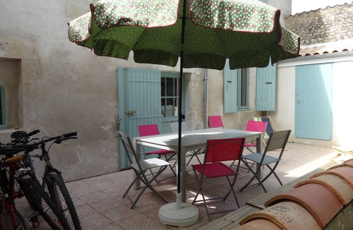 Mortagne-sur-Gironde House | Authentic charentaise house with terrace, 7 people