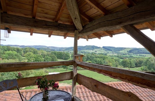Saint-Just-la-Pendue Cottage | Authentic cottage for 12 with terrace in countryside
