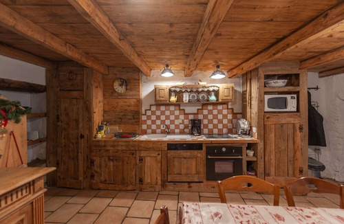 Praranger Ski Chalet | Authentic home, combining the warmth of wood and mountain stone.