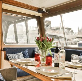Haarlemmerbuurt Boat Rental | Authentic houseboat Amalia