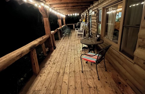 Campton Cabin | Authentic Log Cabin! Fun for families/Near Owl's Nest/20 min. from Loon!