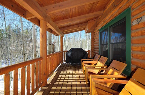 Fraser Cabin | Authentic log cabin, large yard, private HT