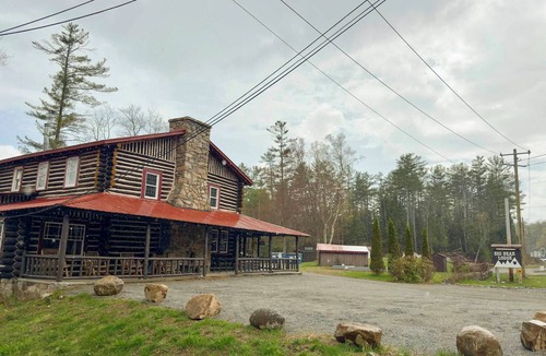 Chestertown Cabin | Authentic Log Cabin with Lake Views and Sauna