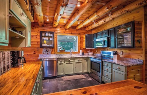 Hamlin Cabin | Authentic Log Cabin, Short walk to Lake & Hideout